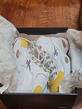 Reebok Mens LA Laker Colors Size 10.5 Worn Twice Sneakers